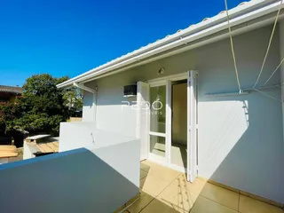 Fachada de uma residência branca com acesso a uma varanda em Lajeado, Brasil.