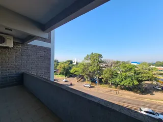 Vista externa de uma propriedade em Lajeado, Brasil, mostrando uma rua arborizada.