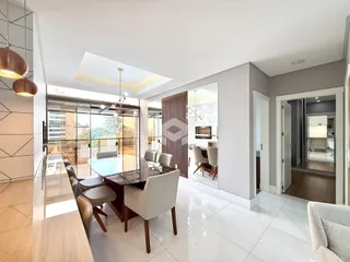 Sala de jantar moderna com portas de vidro e piso branco.