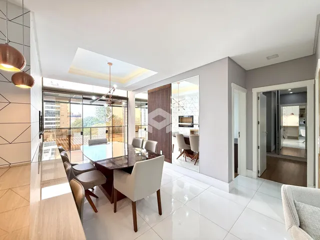 Sala de jantar moderna com portas de vidro e piso branco.