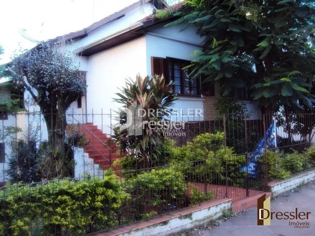Fachada de uma residência em Lajeado, Brasil, com cerca e vegetação.