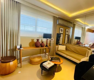 Sala de estar com sofá e decoração moderna em um imóvel.