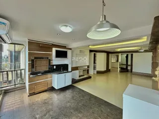 Interior de uma sala de estar com cozinha integrada em um imóvel em Lajeado, Brasil.