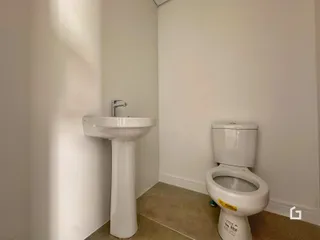 Foto de um banheiro com pia e vaso sanitário em uma residência.