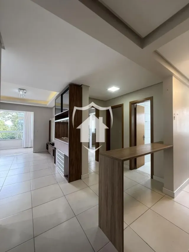 Sala de estar com piso de cerâmica e detalhes em madeira.