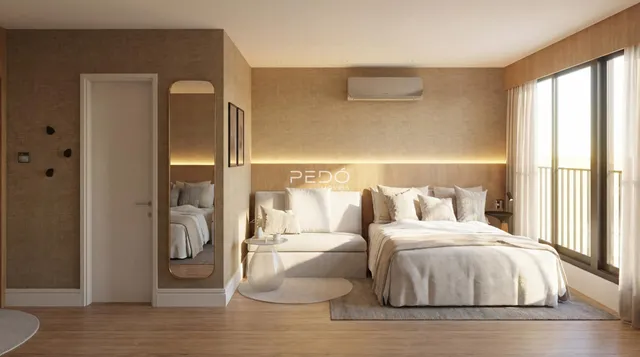 Quarto com cama e espelho em um imóvel com piso de madeira.