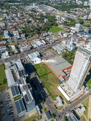 Vista aérea de um bairro urbano com edifícios e áreas verdes.