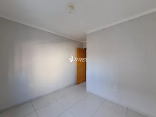 Corredor interno com piso de cerâmica e paredes brancas.