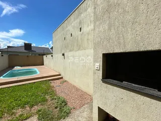 Vista externa de uma residência com piscina e jardim.