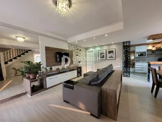 Sala de estar com sofá e decoração moderna em um apartamento.
