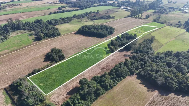 Vista aérea de uma propriedade rural com campos e vegetação em Lajeado.