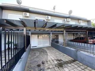 Vista externa de uma residência em Lajeado, Brasil, com muro e área de garagem.