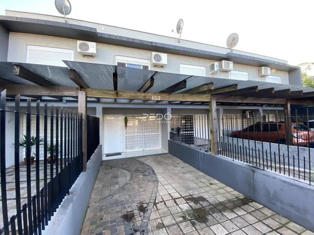 Vista externa de uma residência em Lajeado, Brasil, com muro e área de garagem.