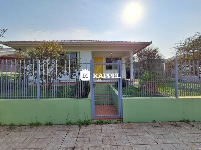 Foto da fachada de uma residência em Lajeado, Brasil, mostrando o muro e o portão de entrada.