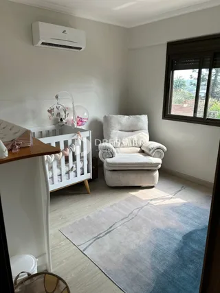 Quarto com cama e vista para o exterior através da janela.