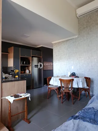 Ambiente interno de uma sala de estar com decoração moderna e móveis de madeira.