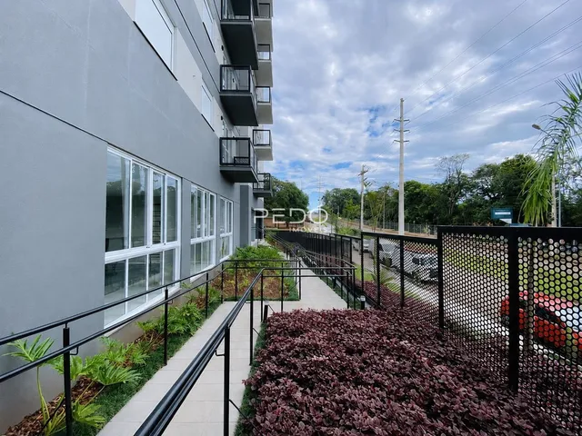 Fachada de um prédio residencial em Lajeado com varandas e jardim.