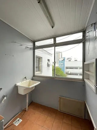 Foto de um cômodo interno com janela e pia.