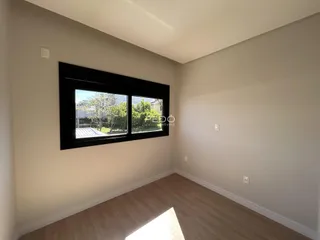 Vista interna de um cômodo com janela de grande formato.