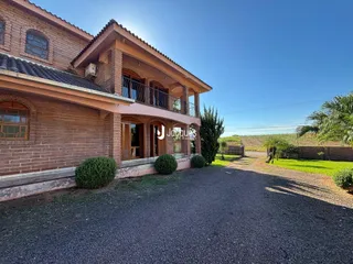 Fachada de casa em Lajeado, Brasil com jardim e entrada pavimentada.