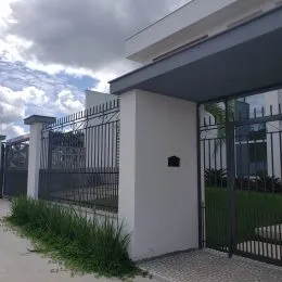 Fachada de uma residência com muro e portão de segurança em Lajeado.