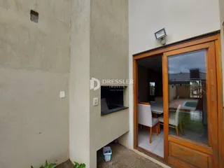 Vista da fachada de uma residência em Lajeado, Brasil com uma porta de entrada.
