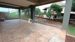 Área externa pavimentada sob uma estrutura coberta.