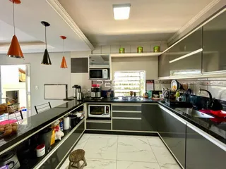 Foto da cozinha moderna de um imóvel em Lajeado.