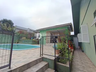 Vista externa de uma propriedade com piscina e área cercada em Lajeado.