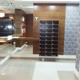 Hall de entrada com painéis de madeira e piso claro.