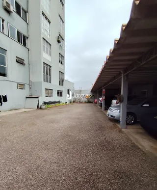 Área externa de um imóvel em Lajeado, Brasil, com estacionamento e estrutura coberta.