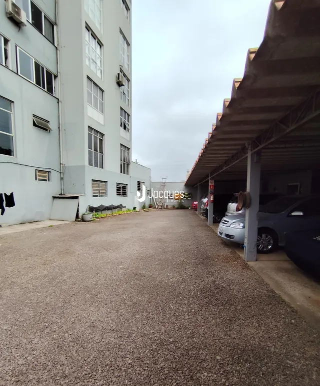 Área externa de um imóvel em Lajeado, Brasil, com estacionamento e estrutura coberta.