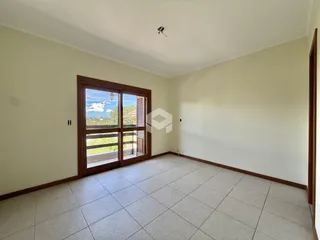 A sala de estar mostra o interior de uma residência com piso de cerâmica.