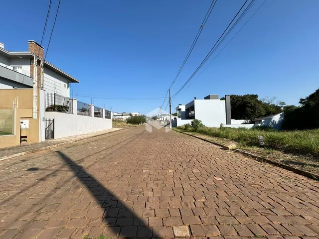Vista da rua pavimentada em Lajeado, Brasil com edificações laterais.