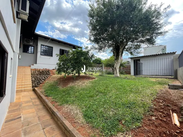 Vista externa de uma residência com jardim e calçada em Lajeado, Brasil.