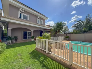 Fachada de uma casa em Lajeado, Brasil com jardim e piscina.