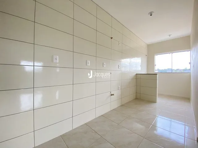 Parede branca e piso claro de um imóvel em Lajeado.