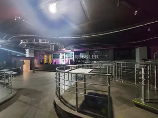 Imagem de um espaço interno com estrutura de guarda-corpo metálica.