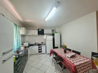 Ambiente interno com piso de cerâmica e paredes brancas.