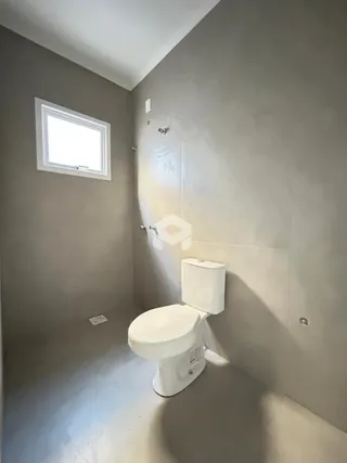 A foto mostra o interior de um banheiro.