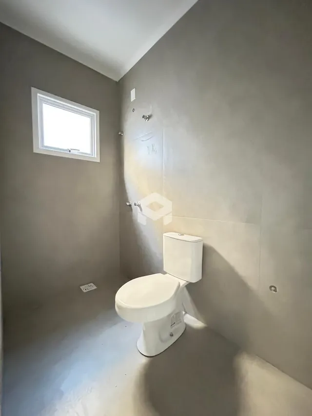 A foto mostra o interior de um banheiro.