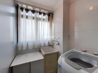 Foto de um banheiro interno com janela e banheira.