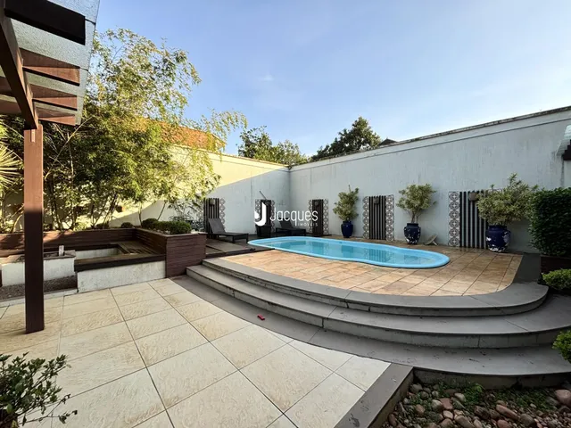 Foto da área da piscina e jardim de uma propriedade em Lajeado.
