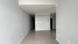 Corredor interno de uma residência com piso de cerâmica.