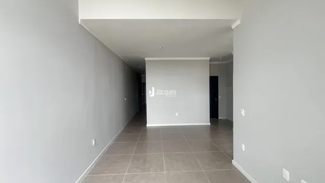 Corredor interno de uma residência com piso de cerâmica.