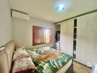 Quarto com cama e janela em um imóvel.