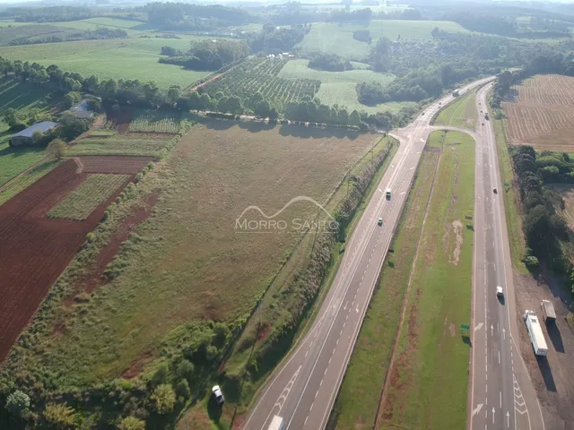Vista aérea de campos agrícolas e uma estrada em uma paisagem rural.
