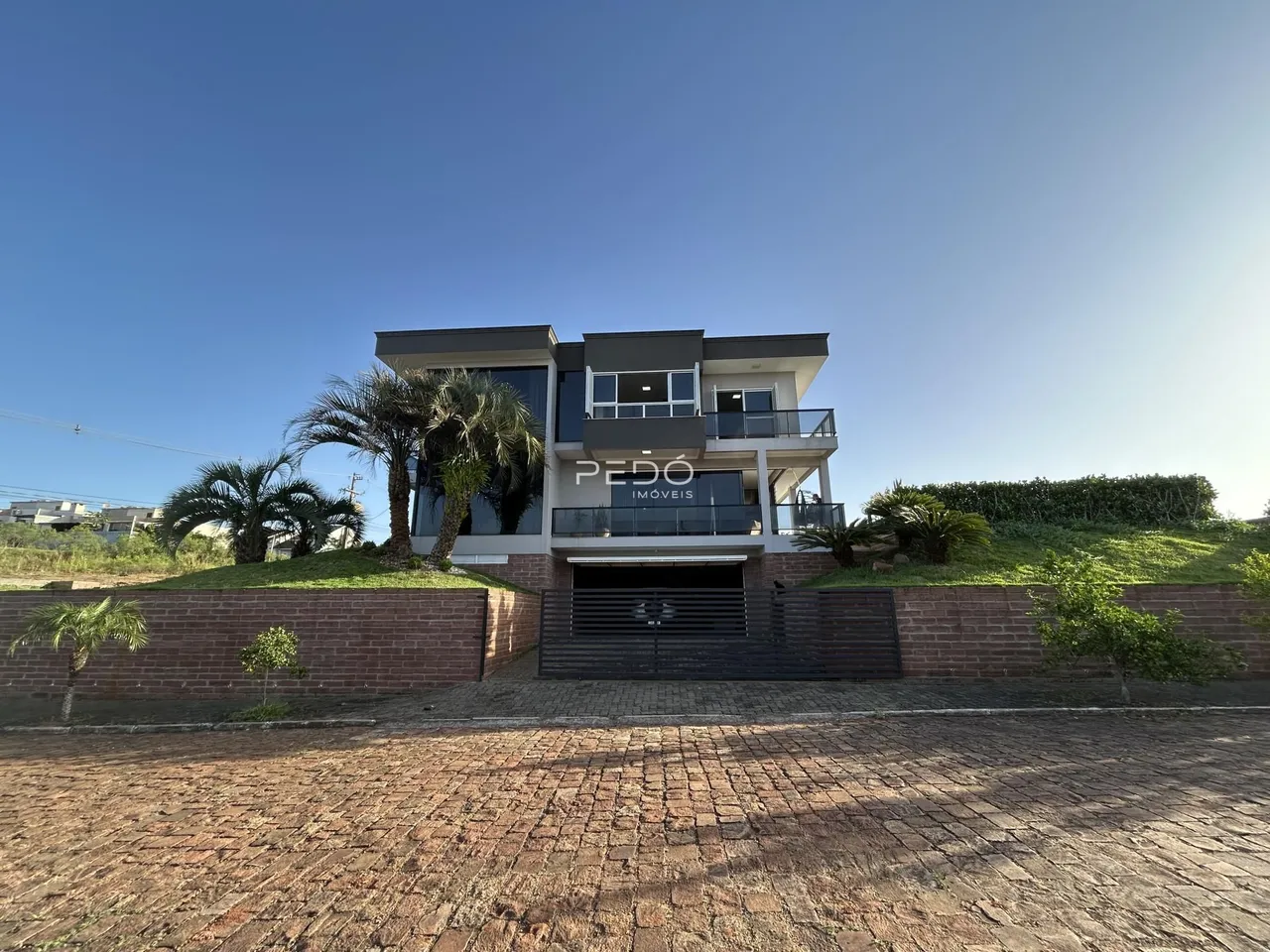 Fachada de uma casa moderna com telhado plano em Lajeado, Brasil.