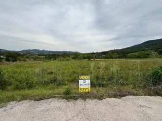 Paisagem de campo com colinas verdes ao fundo em Lajeado.