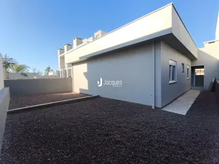 Fachada moderna de uma residência em Lajeado, Brasil, com área externa de cascalho.